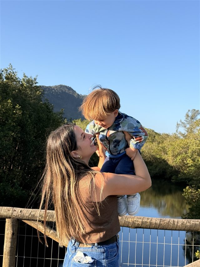 Yasmin brincando com o filho Bernardo no colo