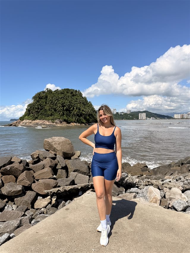 Yasmin na praia, no litoral de São Paulo